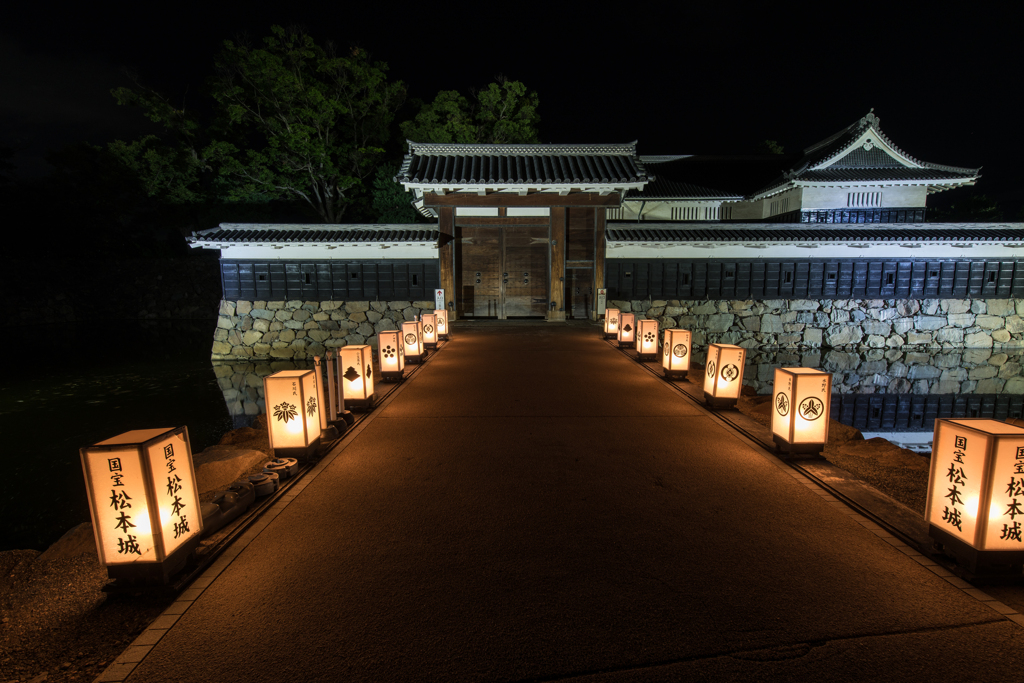 夜の松本城