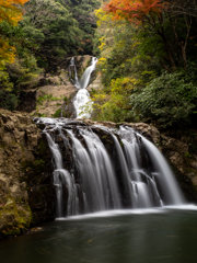 晩秋の岩瀧寺の滝