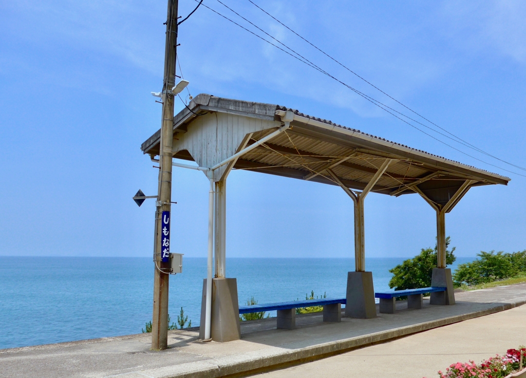 海に臨む駅