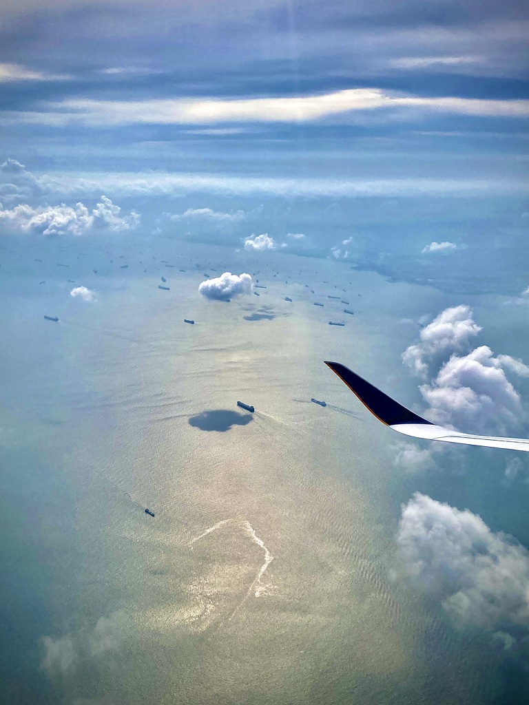 空に浮かぶ船
