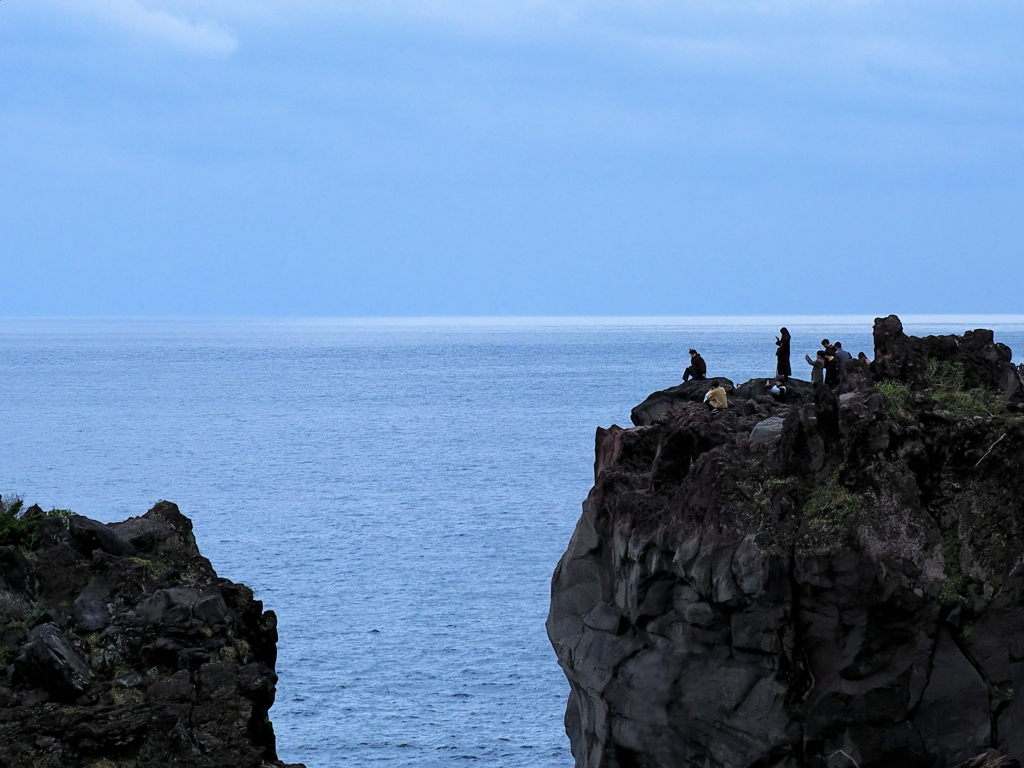 静寂の崖、青を見つめて