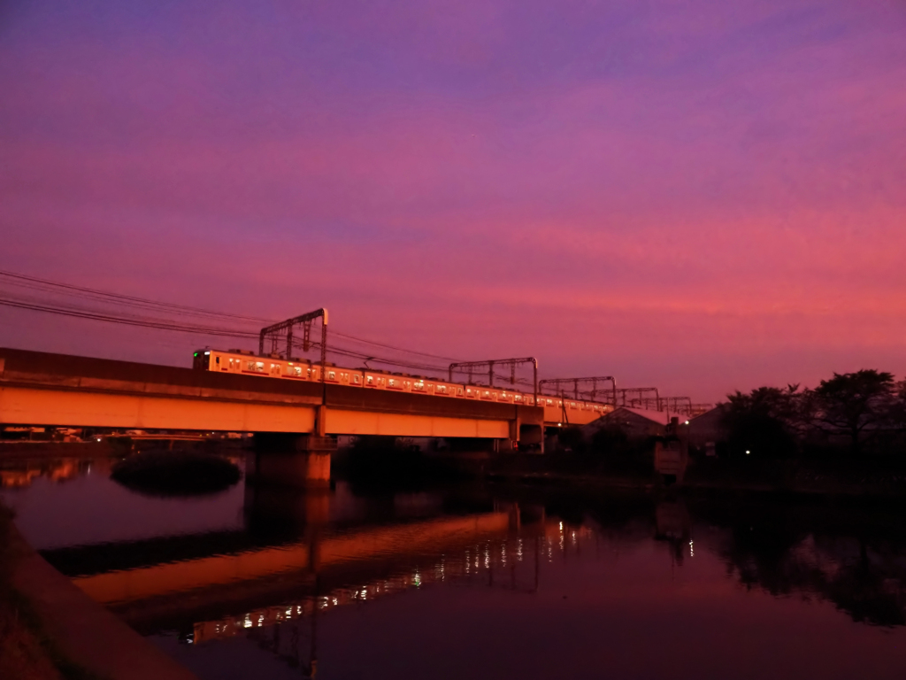 茜に染まる鉄路