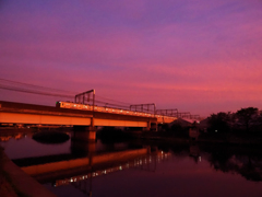 茜に染まる鉄路