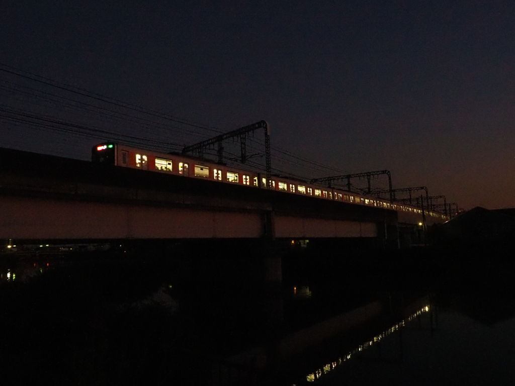 鉄路は夜へと続く