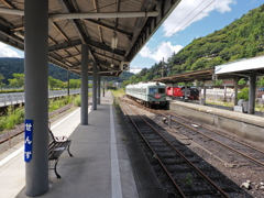 到着列車の来ないホーム、出発を待ち続ける電車