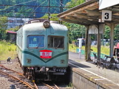 出発を待つ電車