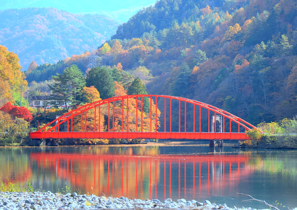 紅葉と水鏡の大島橋