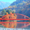 紅葉と水鏡の大島橋