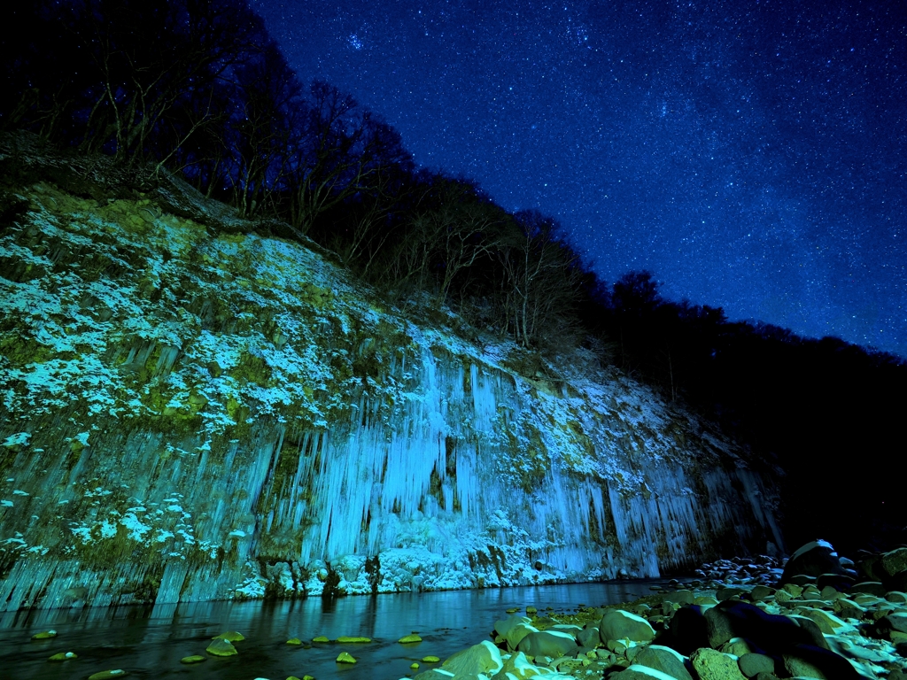 幻想的な氷と星の世界「白川氷柱群」（夜）
