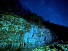 幻想的な氷と星の世界「白川氷柱群」（夜）
