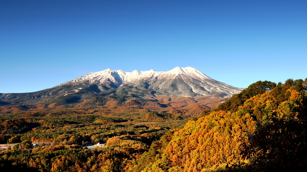 九蔵峠から木曽御嶽山を望む 