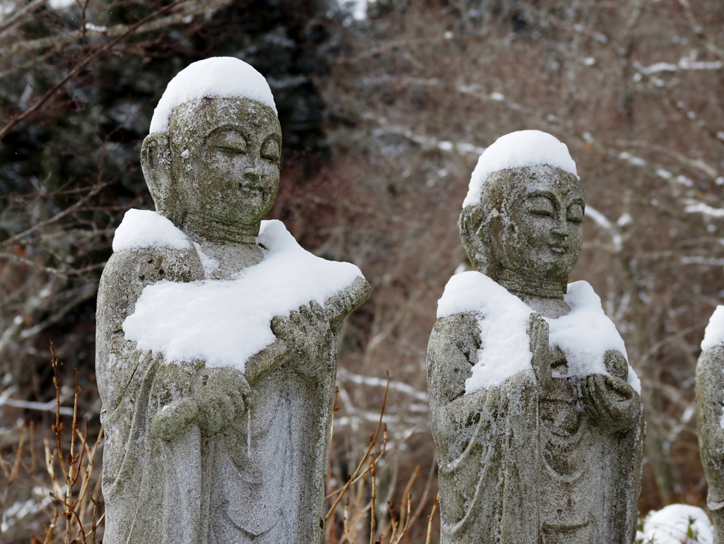 雪の帽子と法衣のお地蔵さん