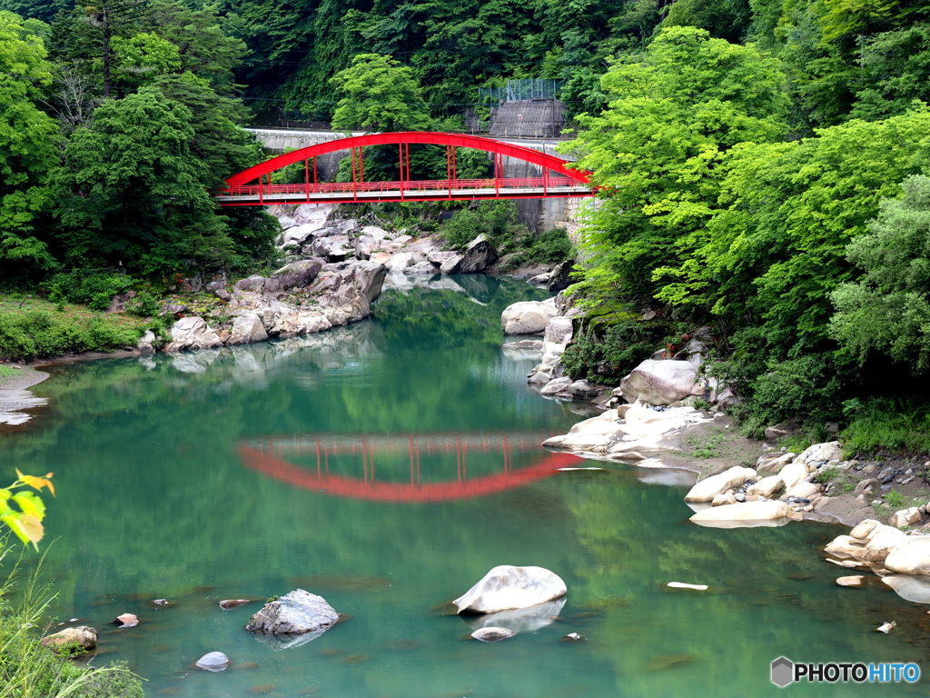木曽川に架かる紅い橋