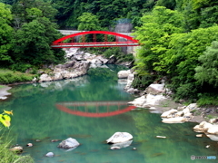 木曽川に架かる紅い橋