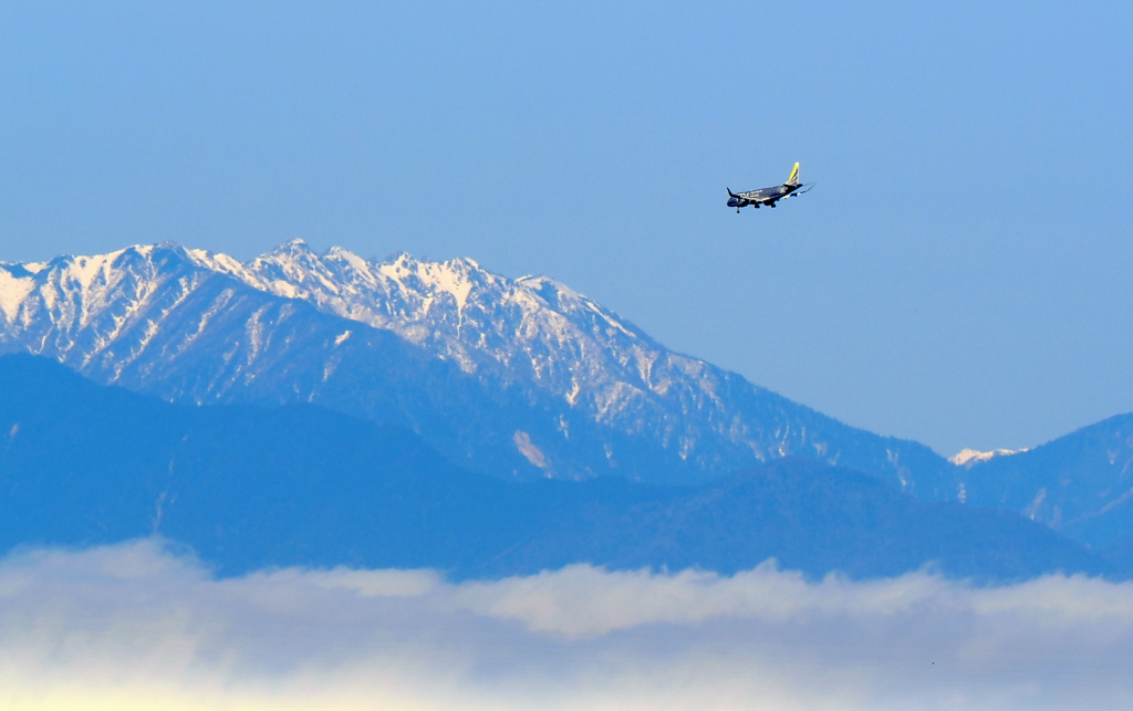 白銀の北アルプスを飛ぶFDA