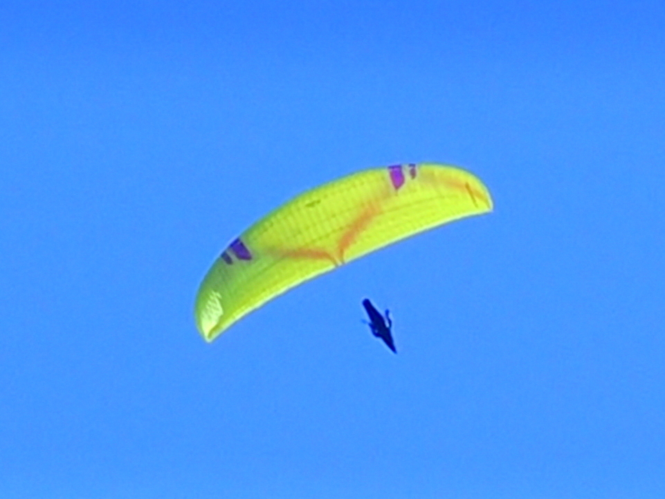 青空を飛ぶ