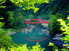 木曽川に架かる赤い橋