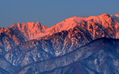 朝日に染まる南駒ケ岳と仙涯嶺