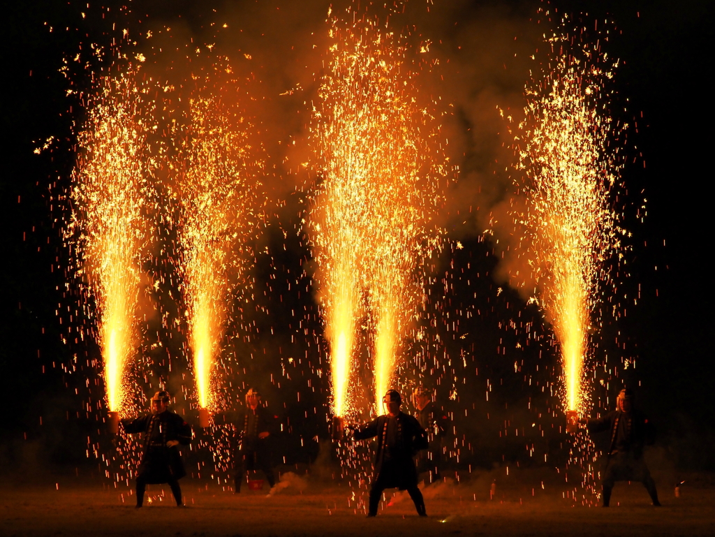 夜空を焦がす手筒花火