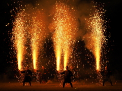 夜空を焦がす手筒花火