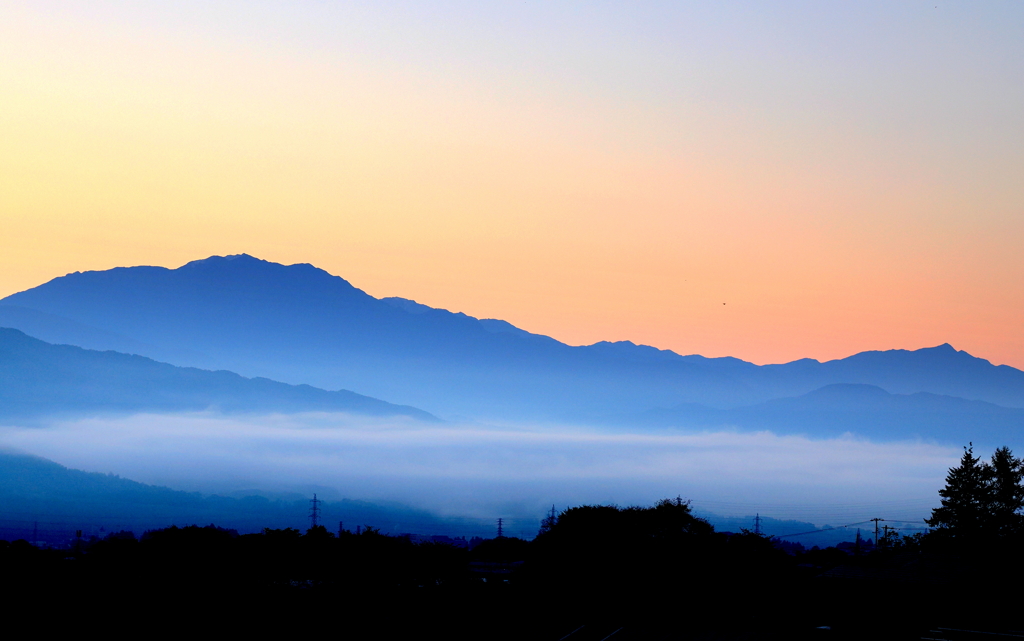 早朝の川霧