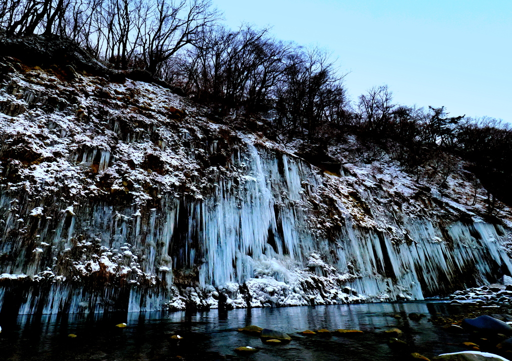 幻想的な氷の世界「白川氷柱群」（夕方）