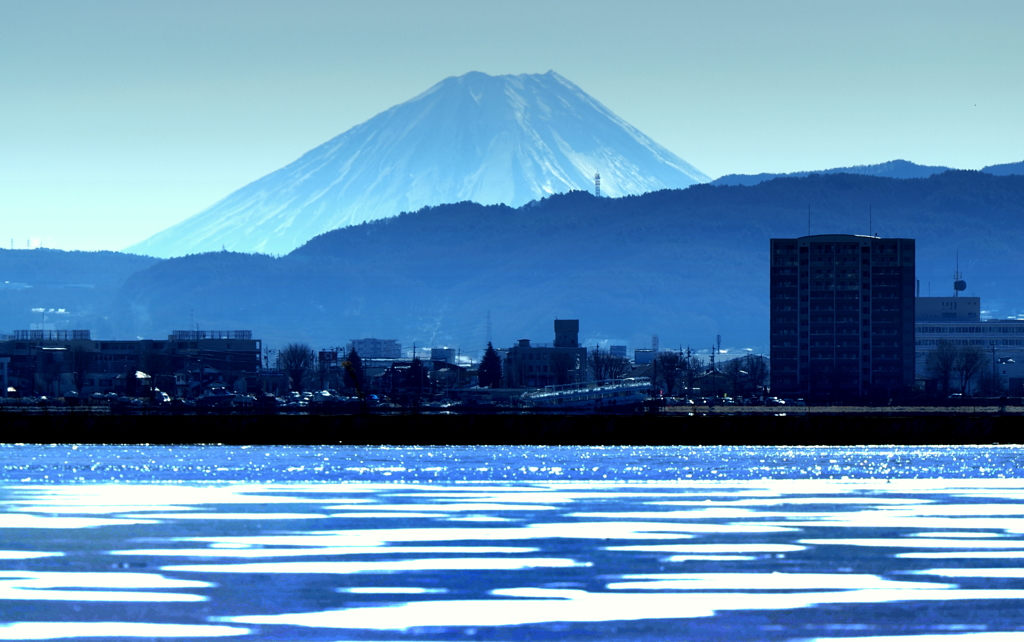 春を待つ諏訪湖と富士