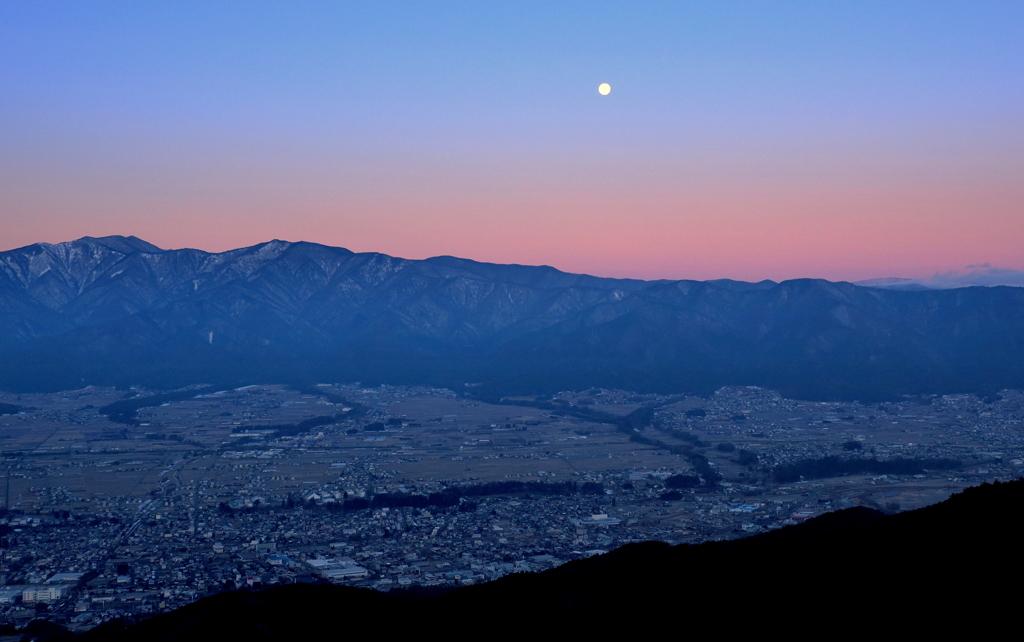 我が町を照らす今年初の満月