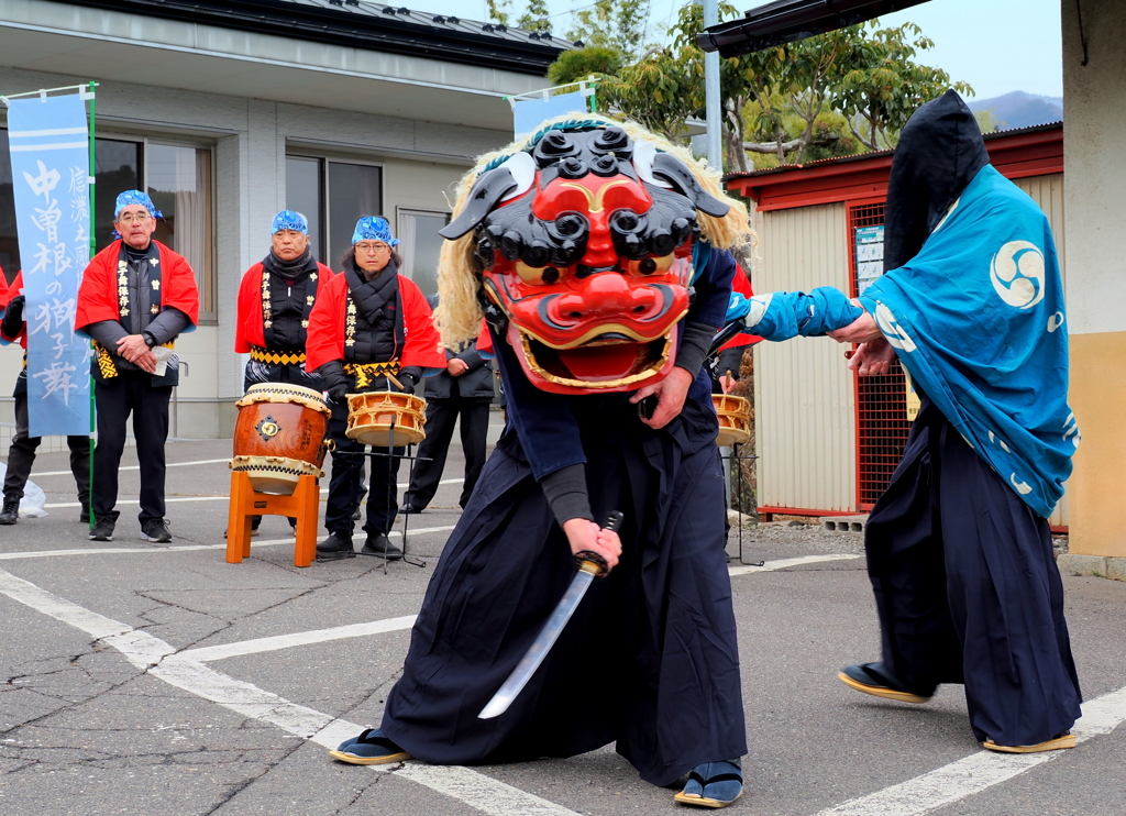 中曽根の獅子舞（剣つるぎの舞）