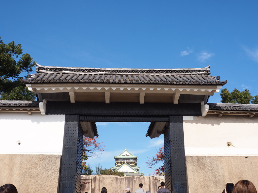 門の中の天守閣