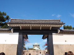 門の中の天守閣