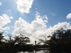 いのちの塔 青空 白い雲
