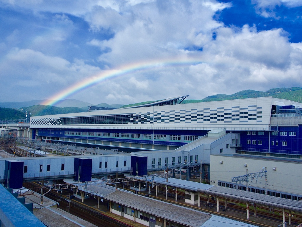 虹と敦賀新駅舎