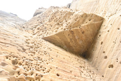 ロッククライミングの痕跡のある岩壁