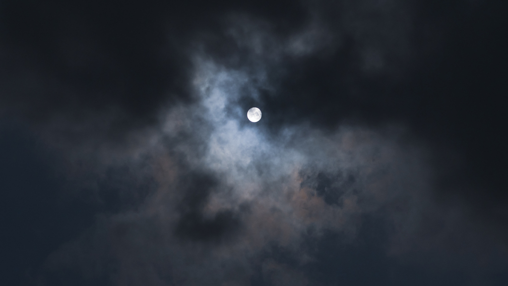 雲と満月