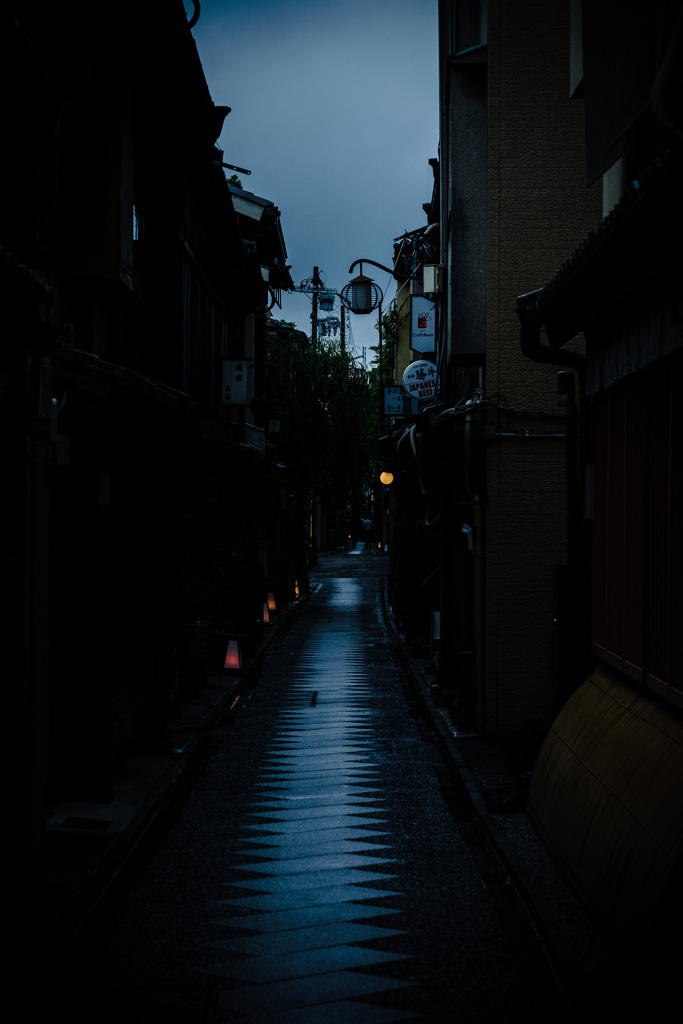 雨上がりの日暮れと路地裏