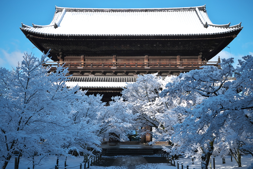 雪を纏った山門