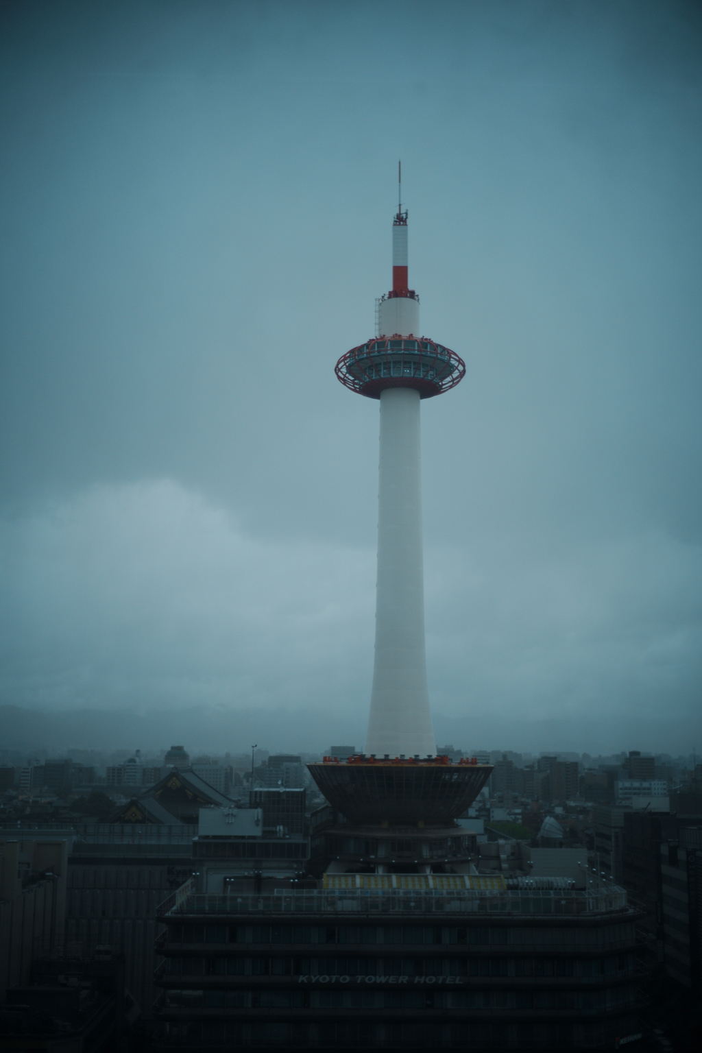 雨の日の京都タワー