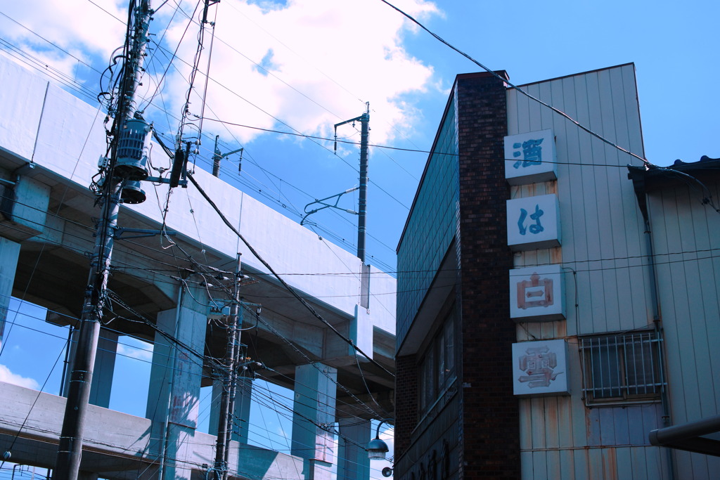 Poles and sky,intersecting.