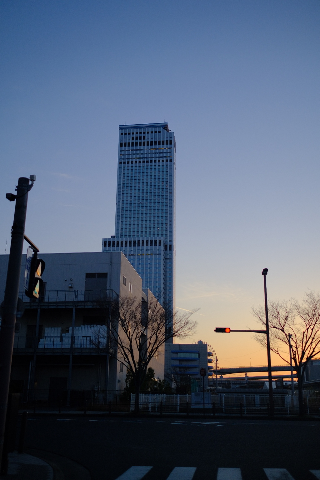 夕暮れと高層ビル