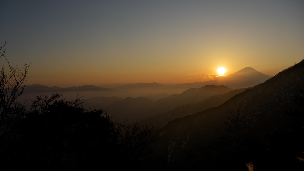 夕日に浮きあがった山々