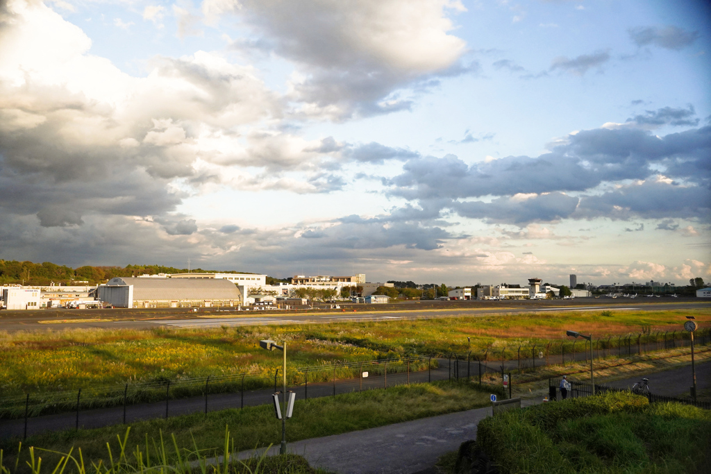 夕日の中の飛行場