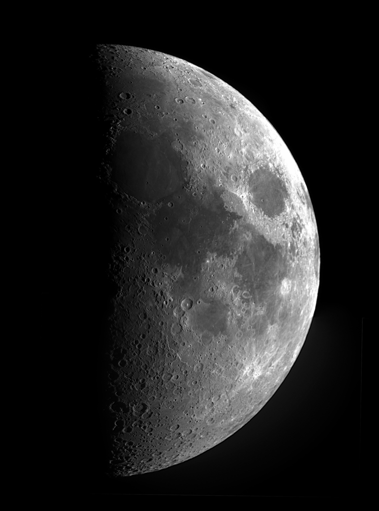 月　2月8日　月齢６．９　上弦の月