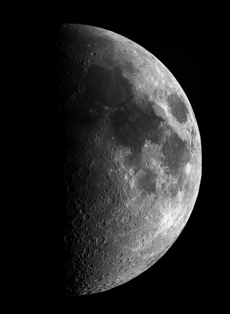 月　4月9日　月齢７．９　上弦の月