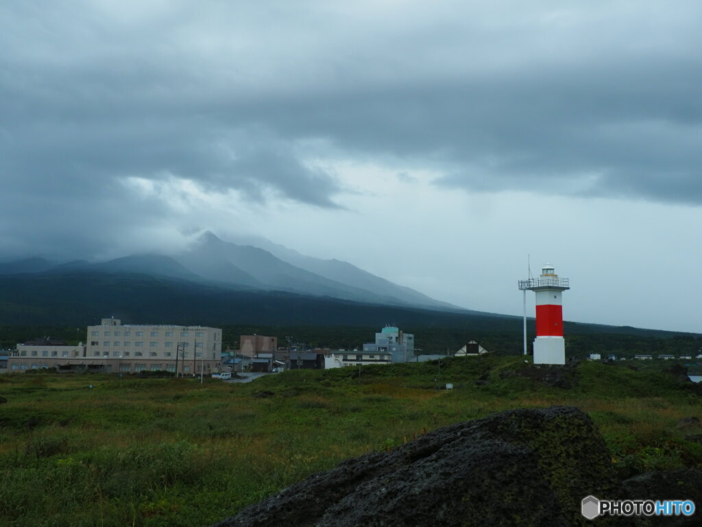 沓形岬灯台と利尻富士