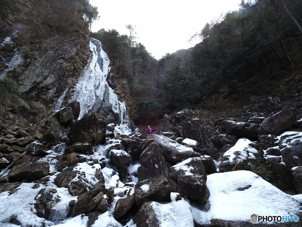 半分凍った扁妙の滝（2）