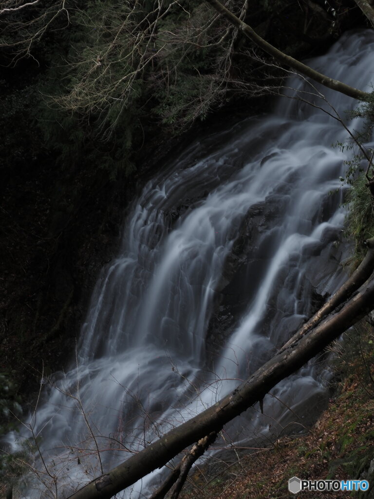 登山道の滝 3