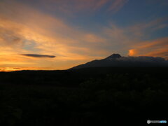 朝焼けに浮かぶ利尻山