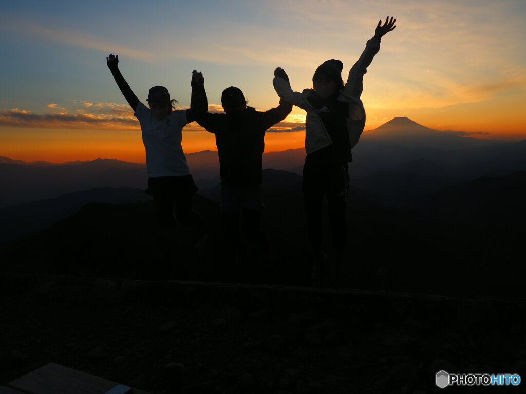 夕陽を背にＪｕｍｐ