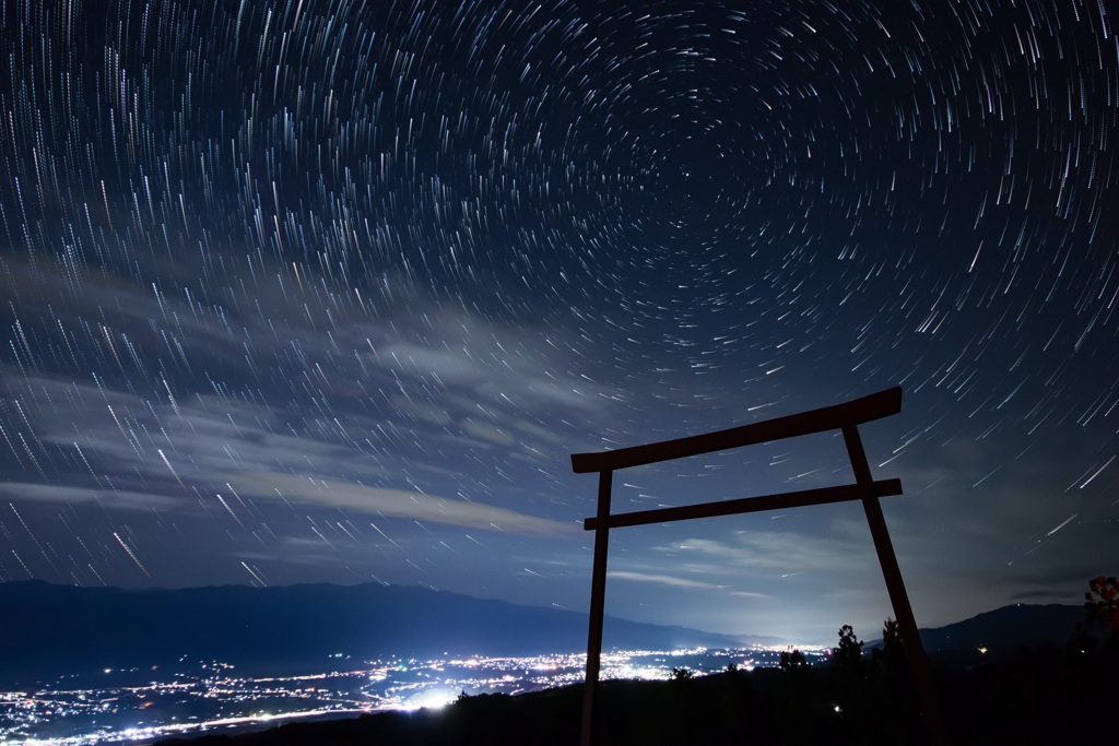 北極星と鳥居